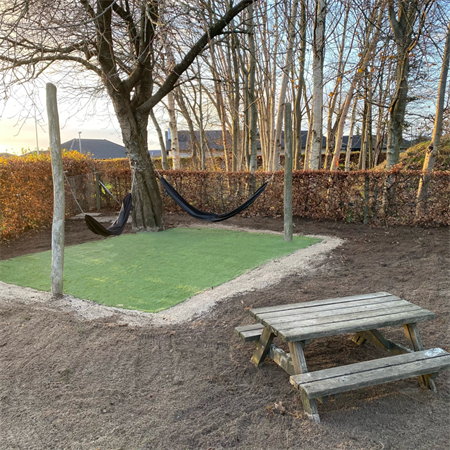 Reference til HeveaMats | Her er der monteret GreenPlay under hængekøjerne hos Vestervang børnehave i Brørup